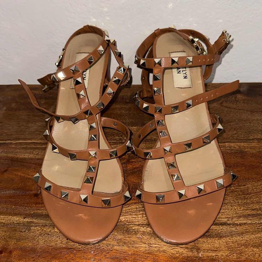 Kaitlyn Pan Studded Tan Sandals 8